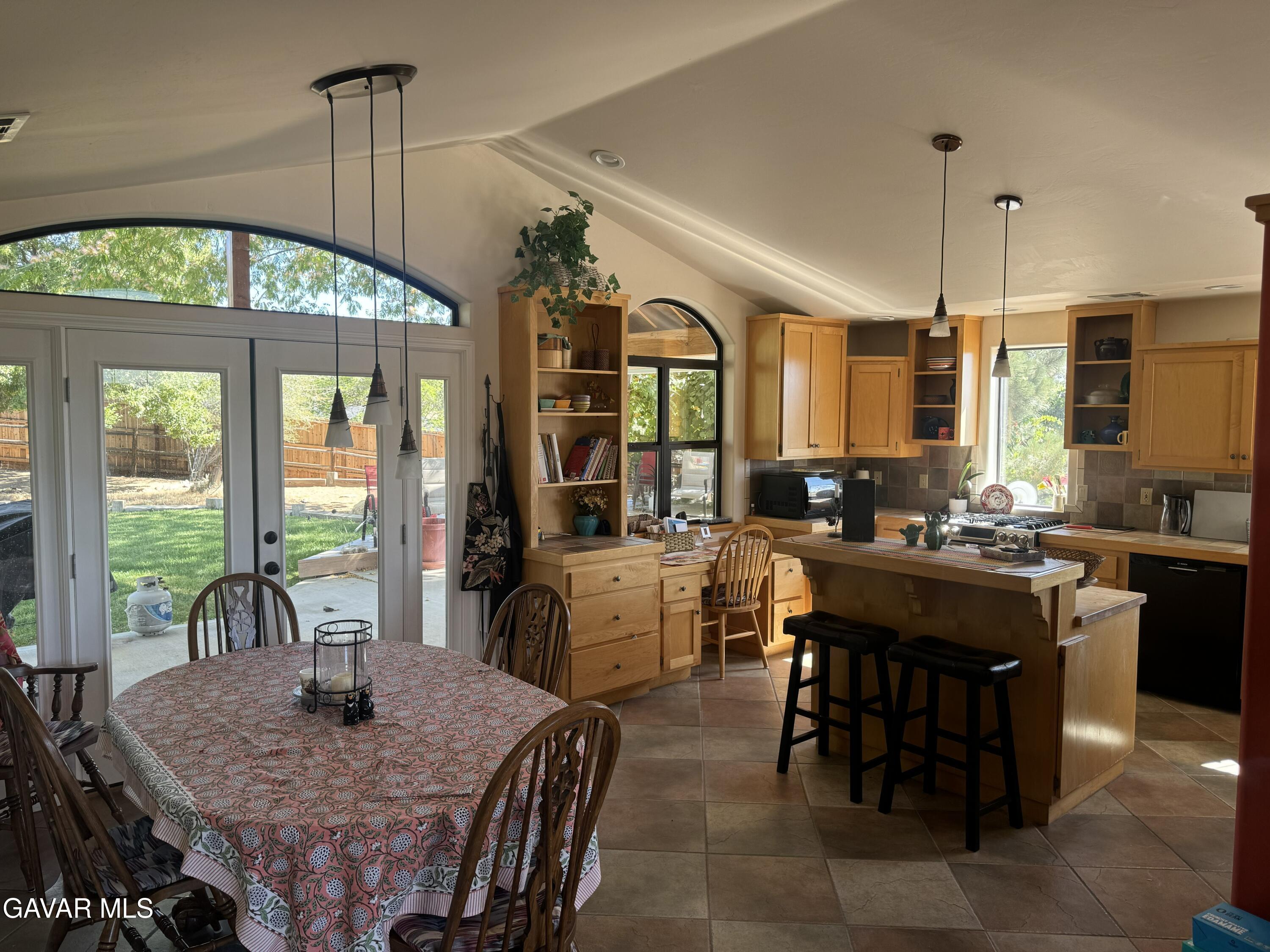 21405 Prospect Avenue Tehachapi, CA 93561 - Photo 6 of 20 kitchen and dining