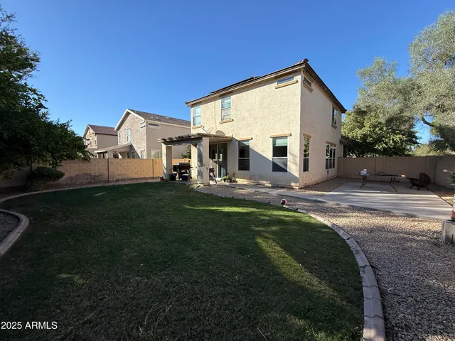 a view of a backyard