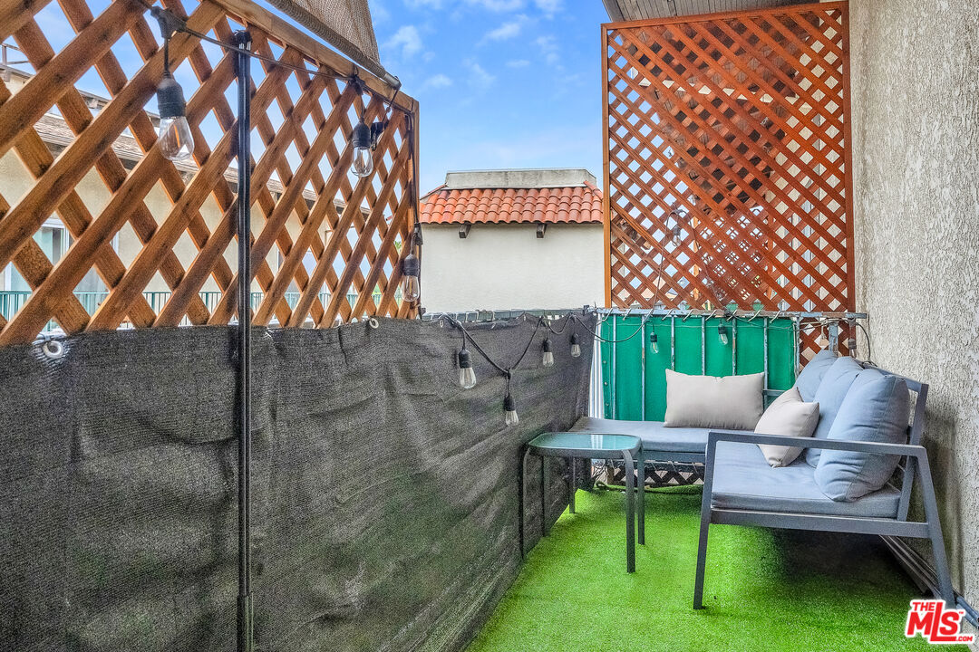 5460 White Oak Avenue, Unit D309 Encino, CA 91316 - Photo 9 of 22 a backyard of a house with outdoor seating