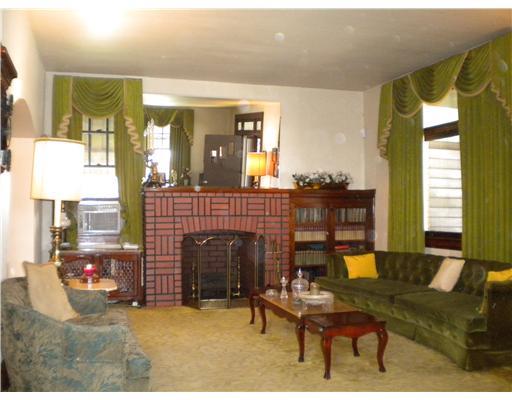 475 New York Avenue Rochester, PA 15074 - Photo 15 of 18 Living Room.