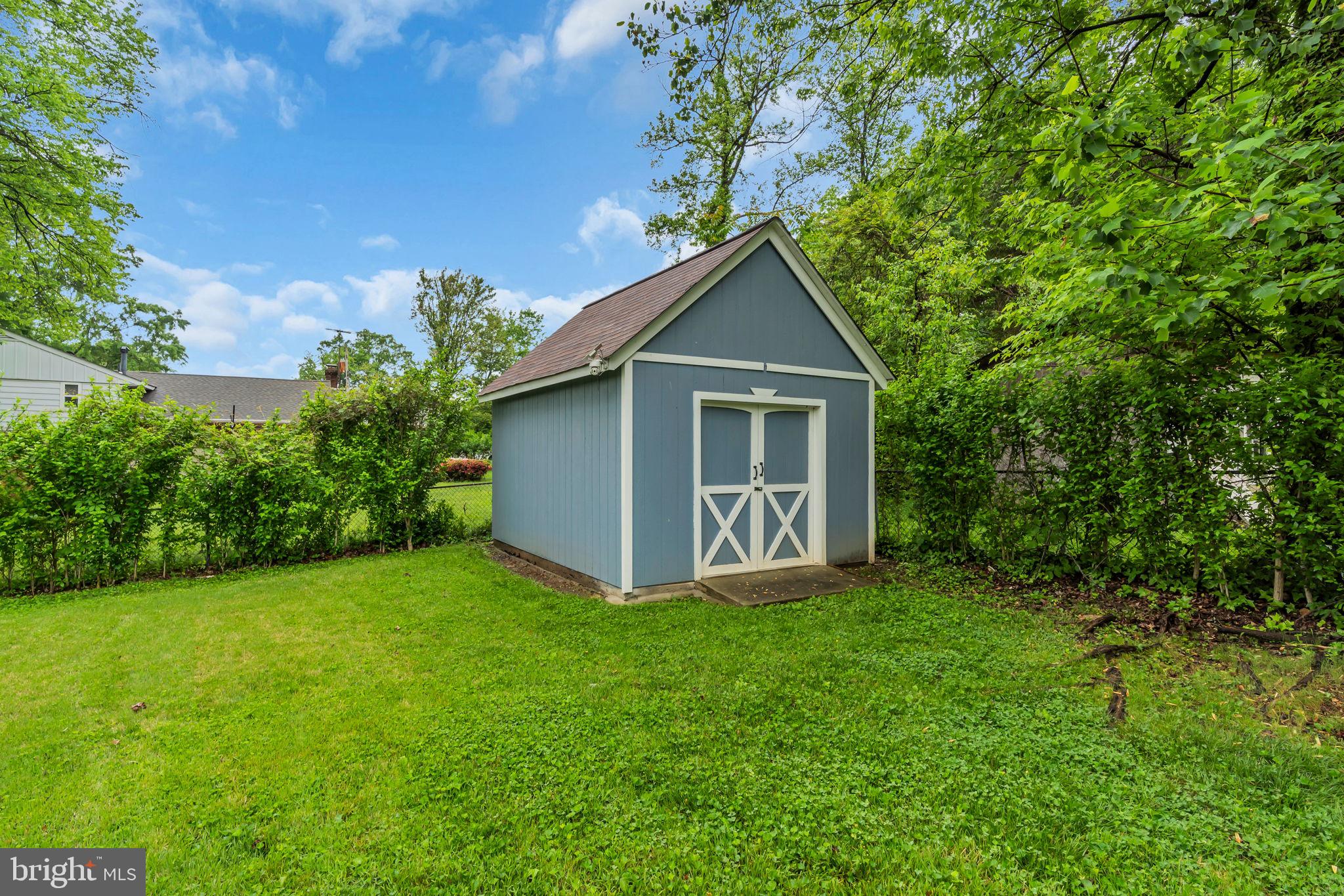 6809 Braddock Road Springfield, VA 22151 - Photo 54 of 60 a view of a house with backyard and garden