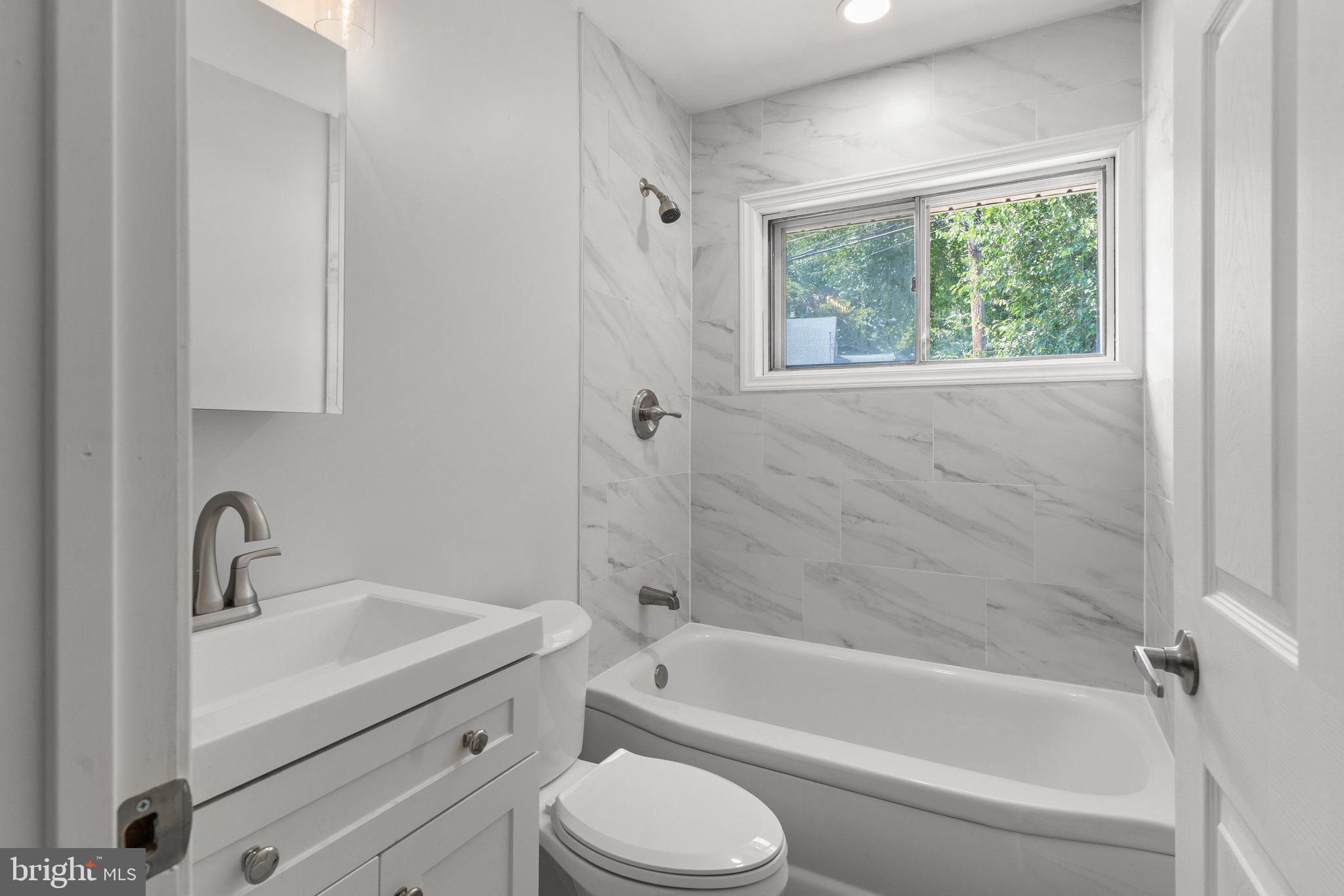 17 Queen Lily Road Levittown, PA 19057 - Photo 13 of 26 Full Bath