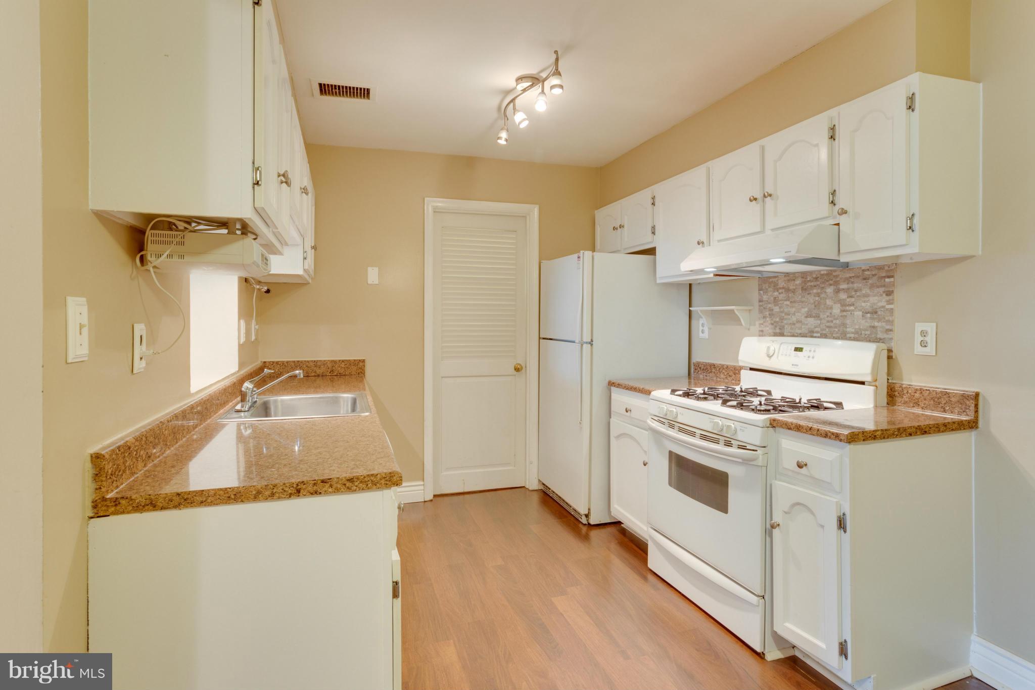 5812 Cove Landing Road, Unit 102 Burke, VA 22015 - Photo 12 of 30 Kitchen