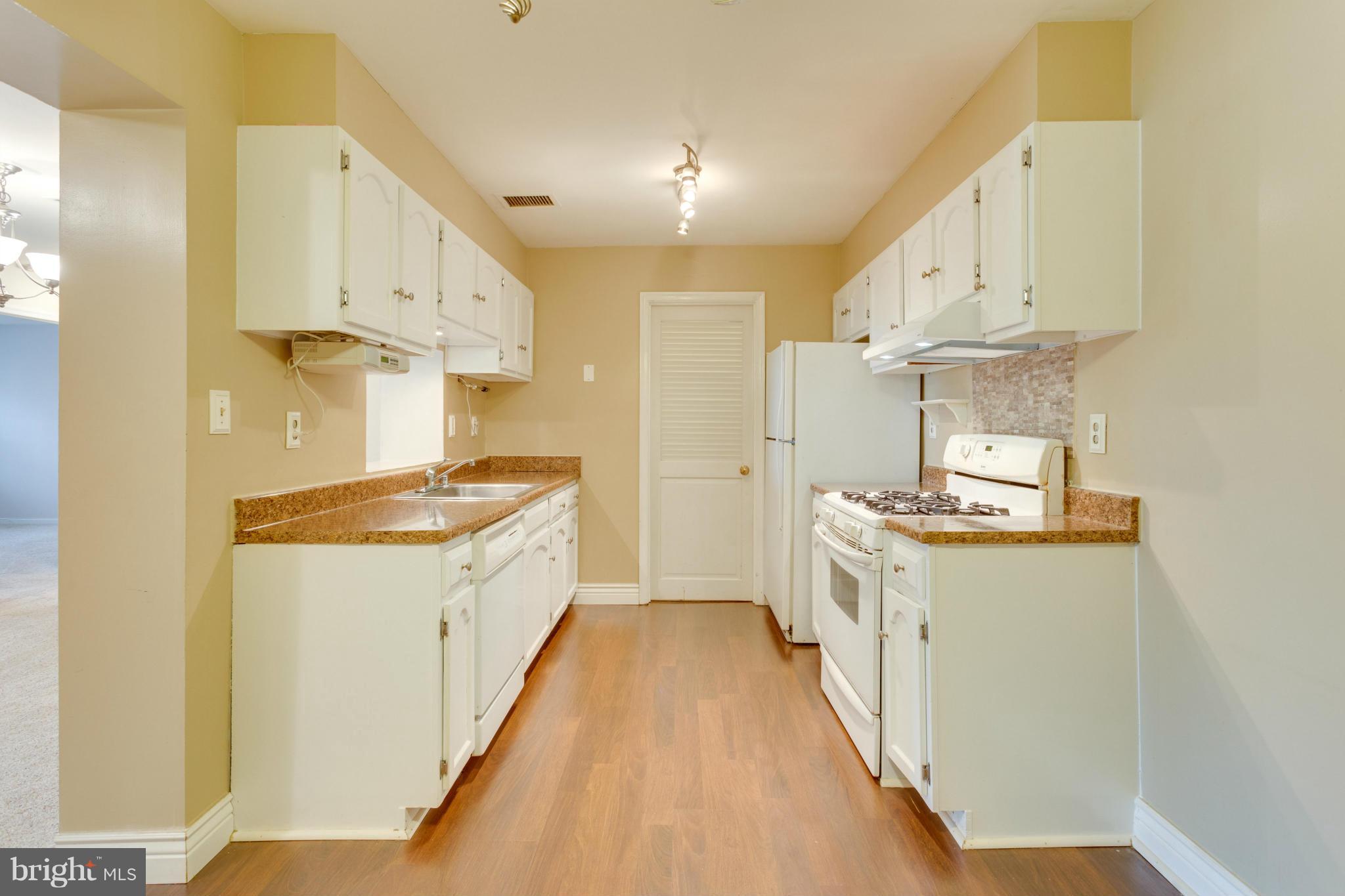 5812 Cove Landing Road, Unit 102 Burke, VA 22015 - Photo 13 of 30 Kitchen