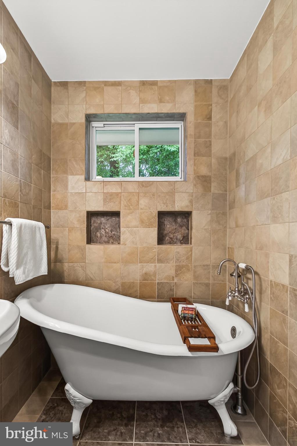 5502 Kempton Drive Springfield, VA 22151 - Photo 19 of 49 Hall bath w/vintage tub, shower attachments avail