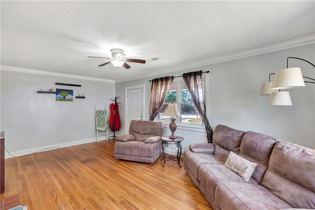 503 Eskew Circle Anderson, SC 29621 - Photo 3 of 22 Living Room