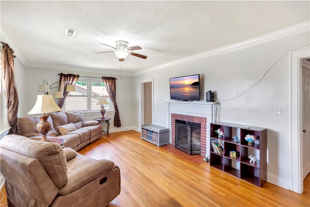 503 Eskew Circle Anderson, SC 29621 - Photo 5 of 22 Living Room