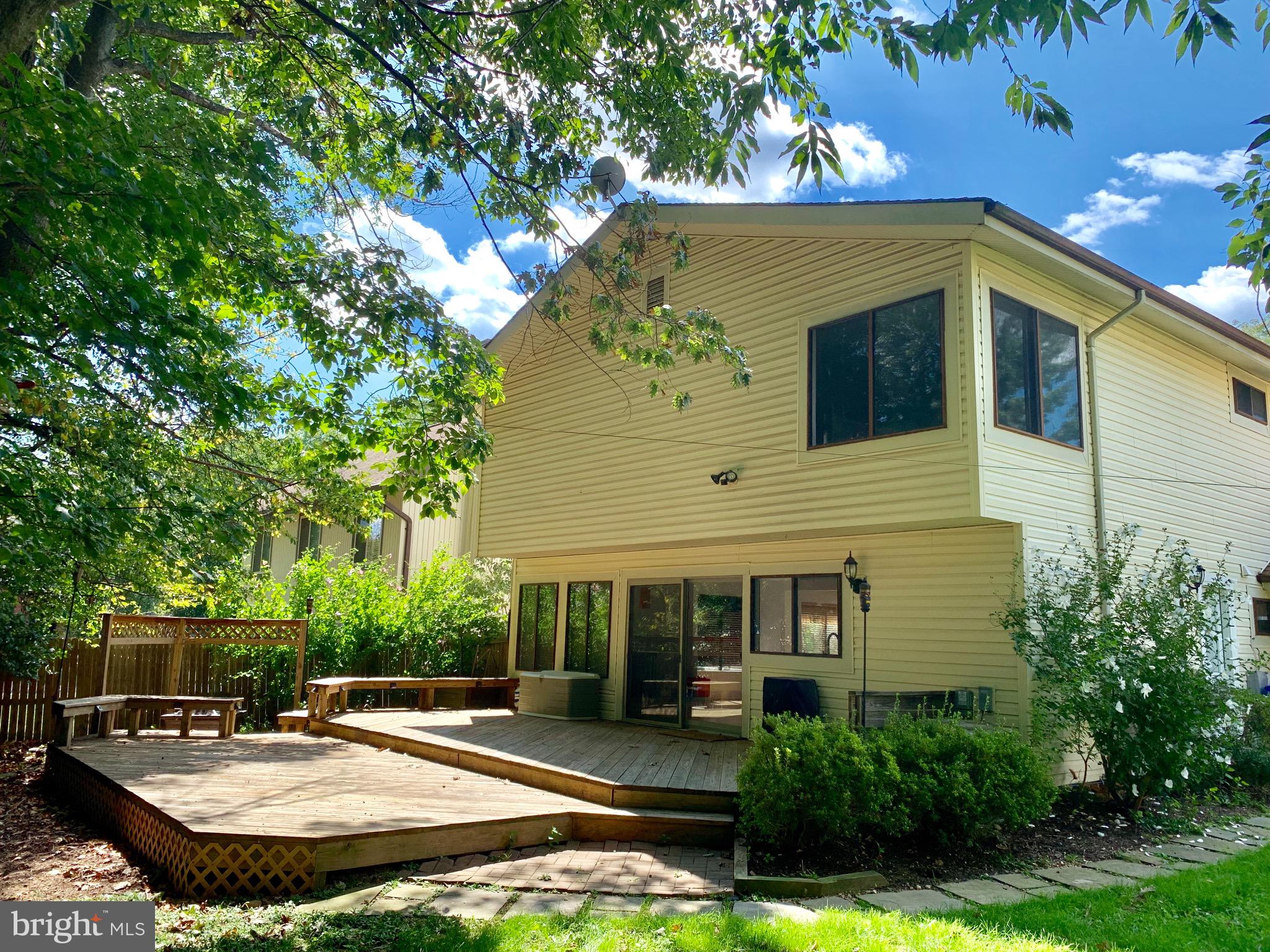18905 Glendower Road Gaithersburg, MD 20879 - Photo 13 of 77 A generous Deck is great for entertaining!