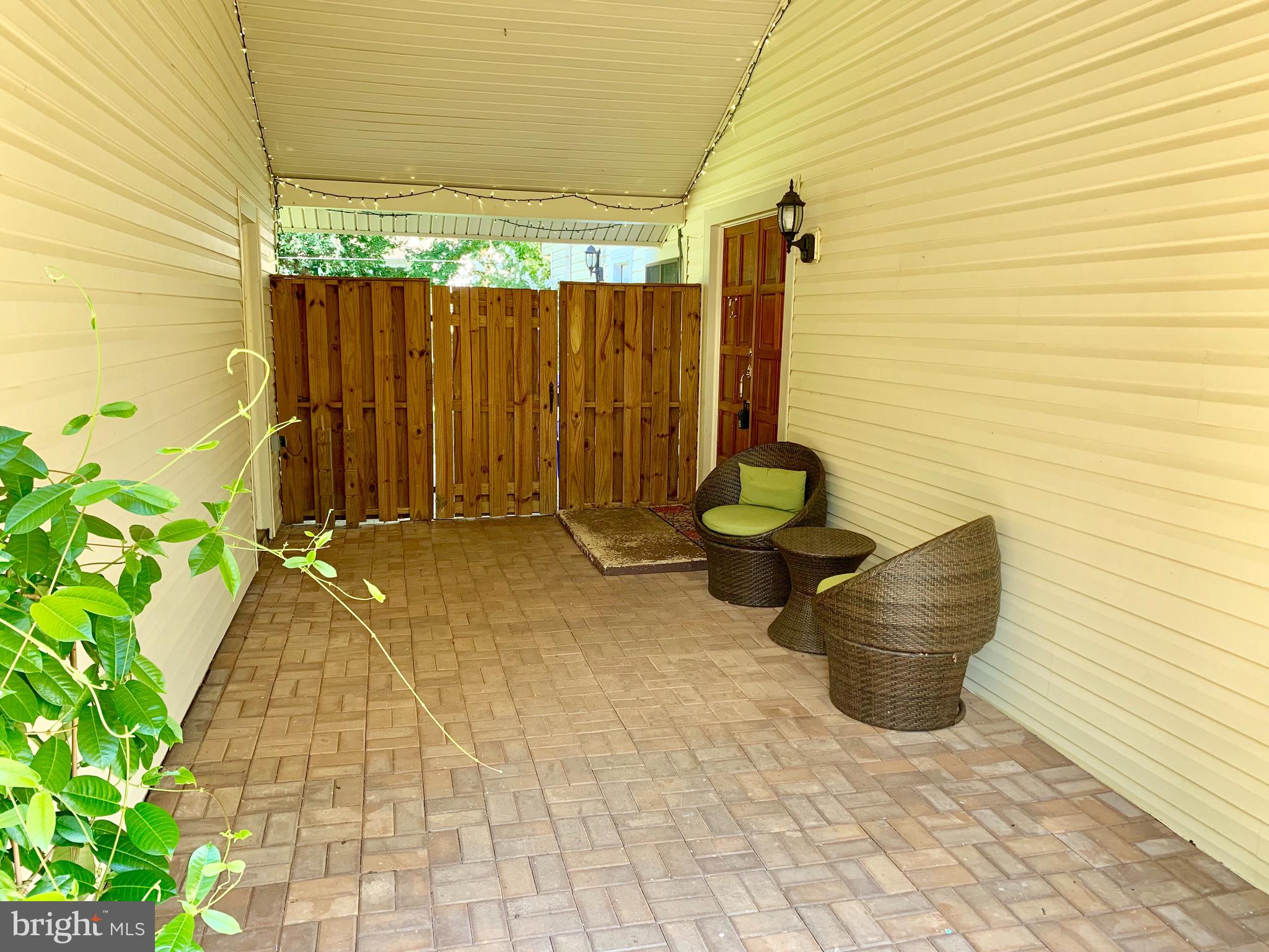 18905 Glendower Road Gaithersburg, MD 20879 - Photo 21 of 77 Weatherproof Front Entry is welcoming.