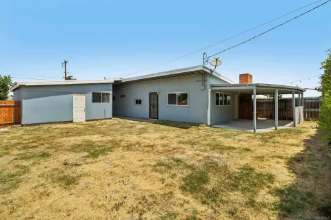 a view of a house with a backyard