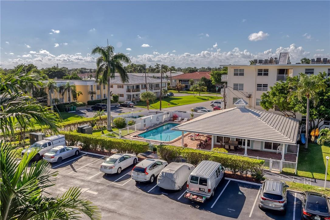 2800 Northeast 30th Avenue, Unit 10D Lighthouse Point, FL 33064 - Photo 32 of 39 Pool and Clubhouse
