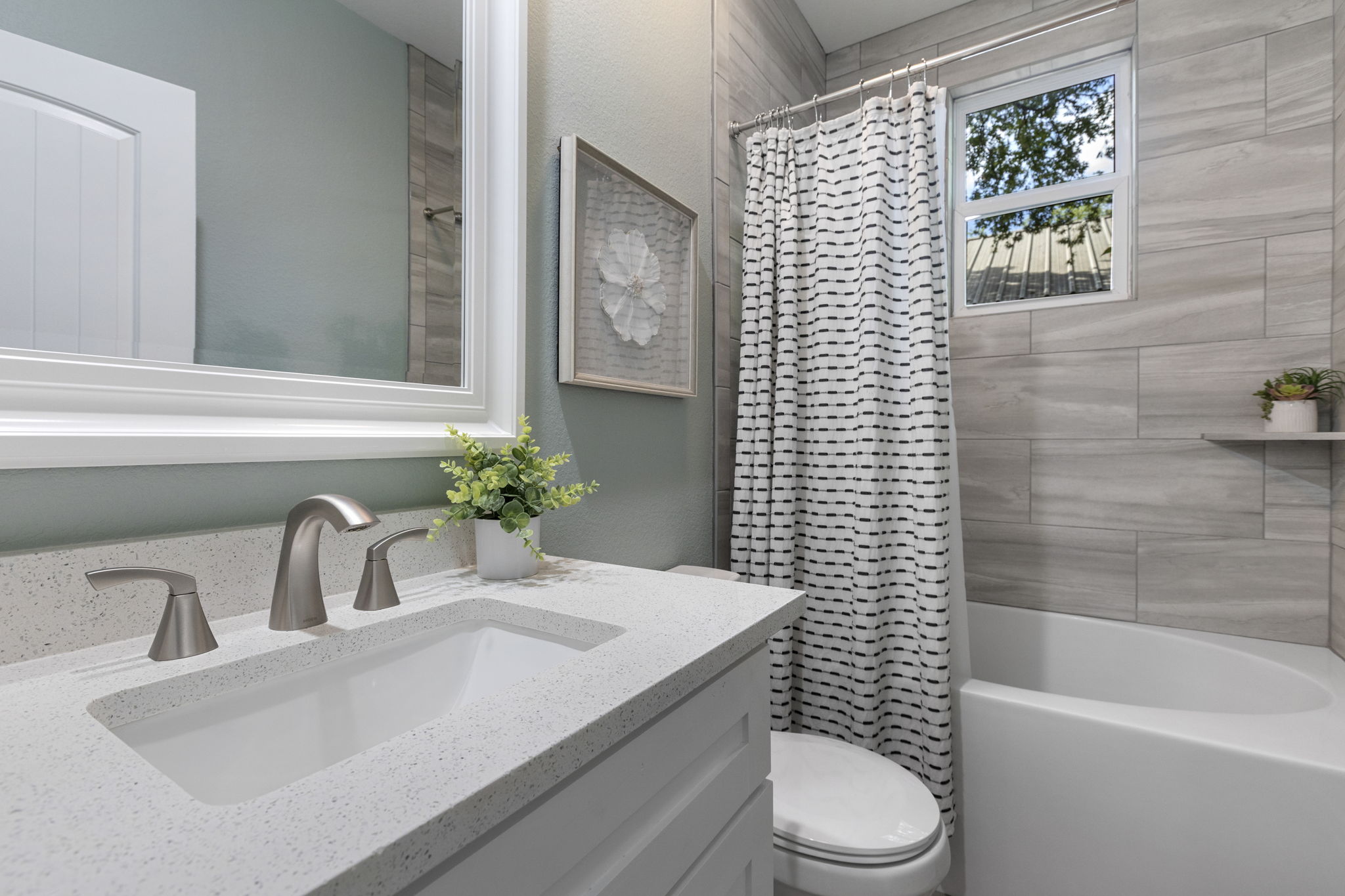 700 South Church Street Lockhart, TX 78644 - Photo 27 of 37 Secondary bathroom with a deep soaker tub.