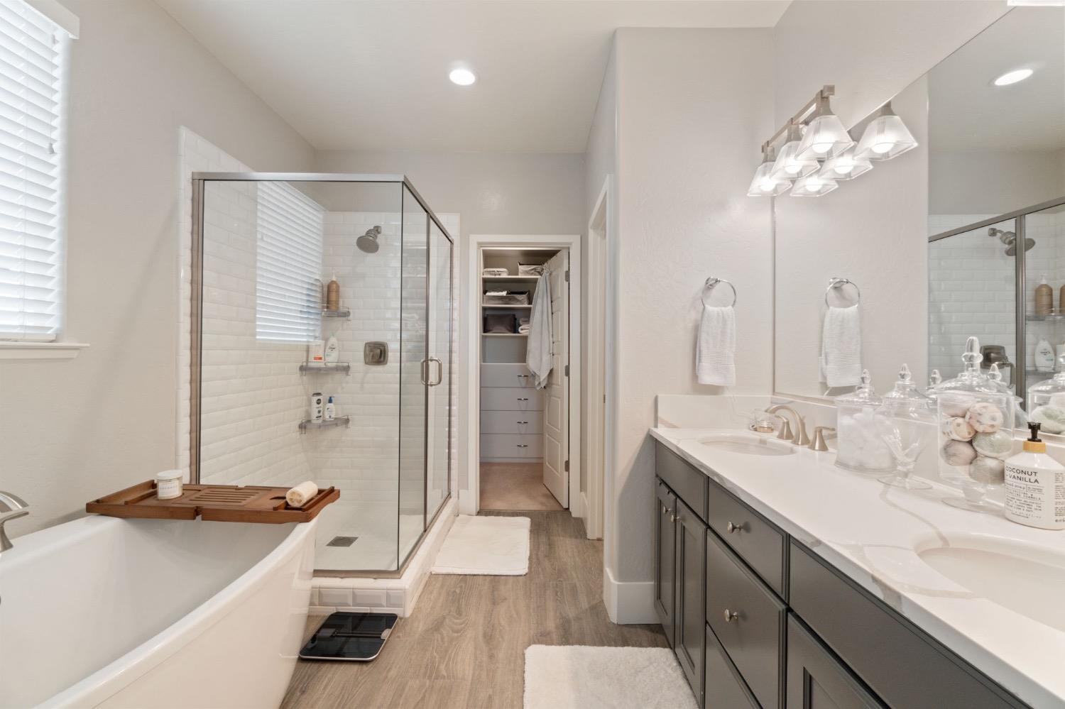 4491 Vineyard Drive Madera, CA 93636 - Photo 34 of 47 a spacious bathroom with a tub sink and mirror