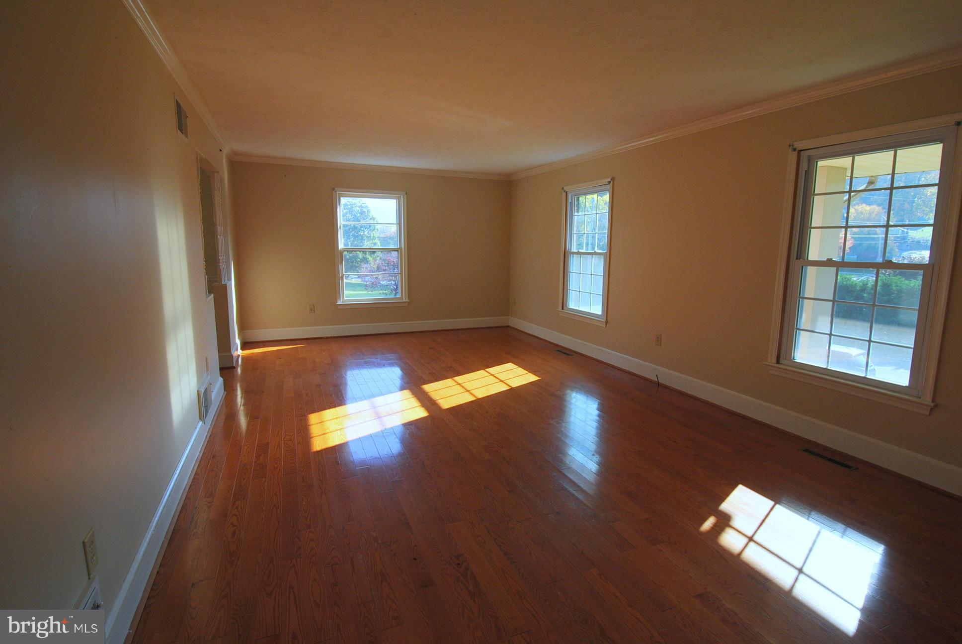 129 Henrico Road Front Royal, VA 22630 - Photo 4 of 26 Living Room