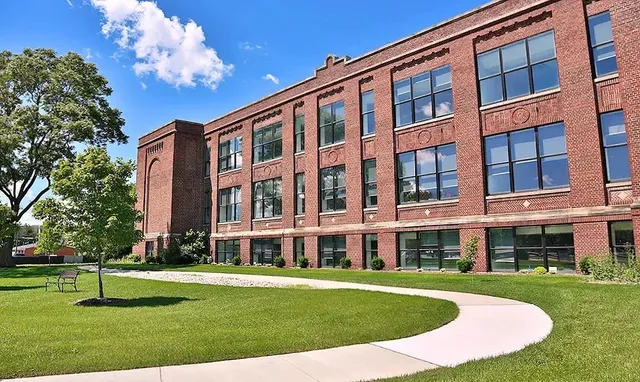 $1,899 | 22111 Woodward Avenue, Ferndale, MI 48220