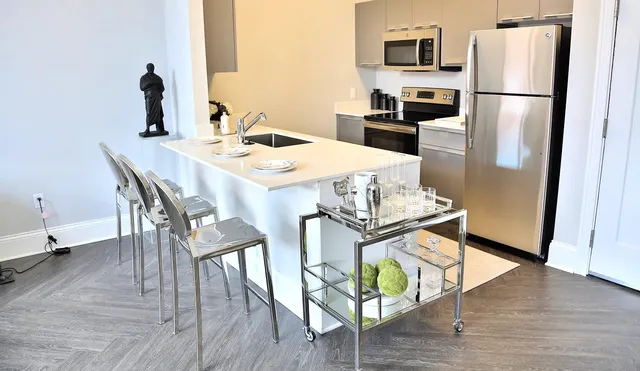 $1,899 | 22111 Woodward Avenue, Ferndale, MI 48220