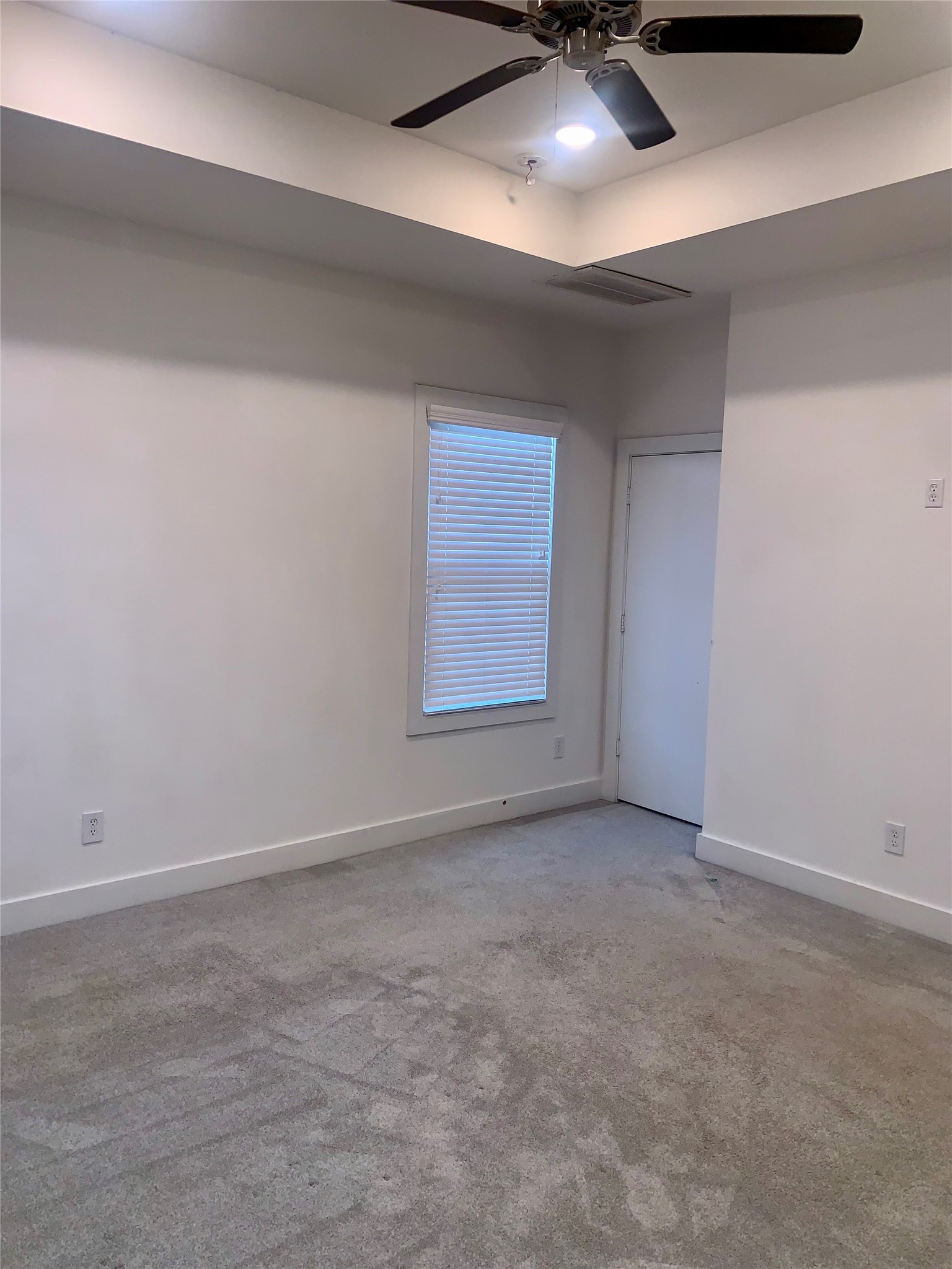10209 Las Nubes Avenue Houston, TX 77075 - Photo 12 of 29 an empty room with a ceiling fan and window