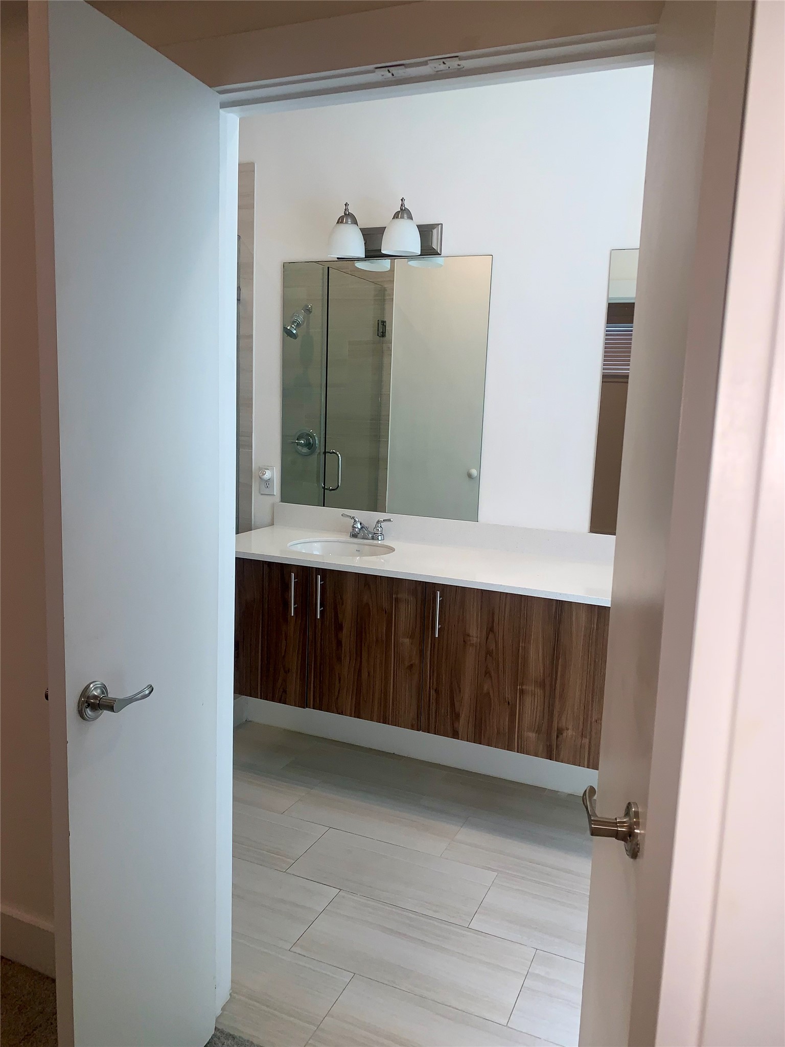 10209 Las Nubes Avenue Houston, TX 77075 - Photo 14 of 29 a view of a mirror
