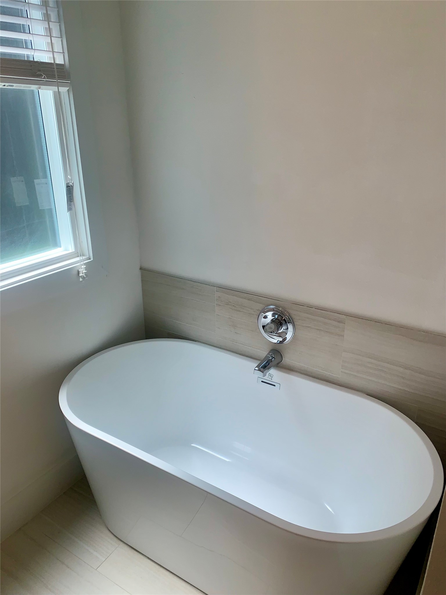 10209 Las Nubes Avenue Houston, TX 77075 - Photo 15 of 29 a bathroom with a bathtub