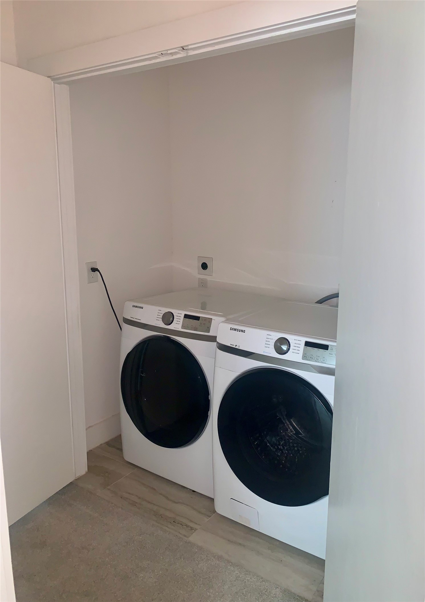 10209 Las Nubes Avenue Houston, TX 77075 - Photo 20 of 29 a utility room with dryer and washer