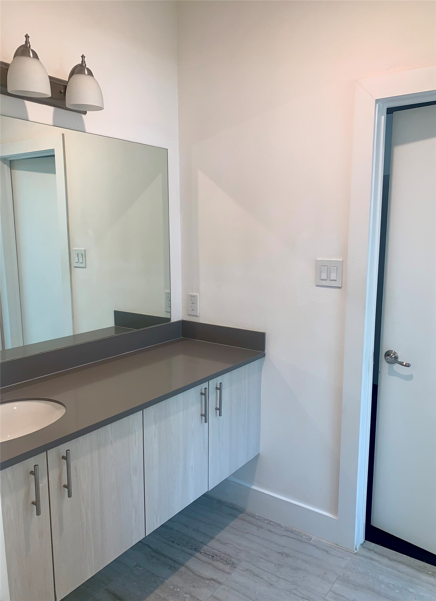 10209 Las Nubes Avenue Houston, TX 77075 - Photo 24 of 29 a bathroom with a sink and a mirror