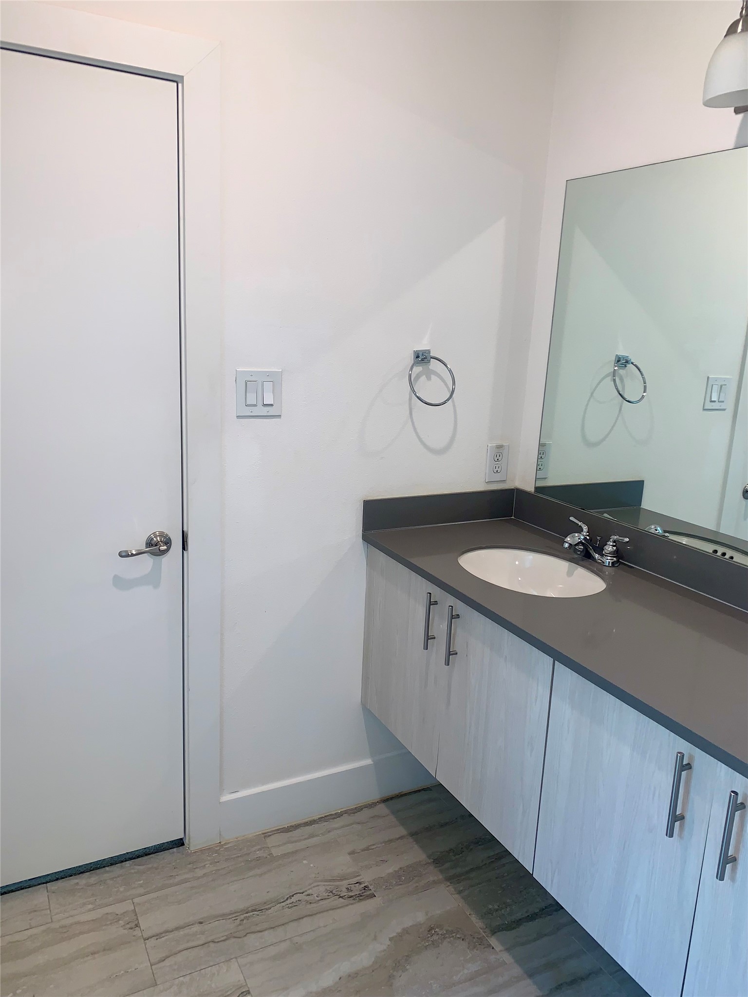 10209 Las Nubes Avenue Houston, TX 77075 - Photo 25 of 29 a bathroom with a sink and a mirror