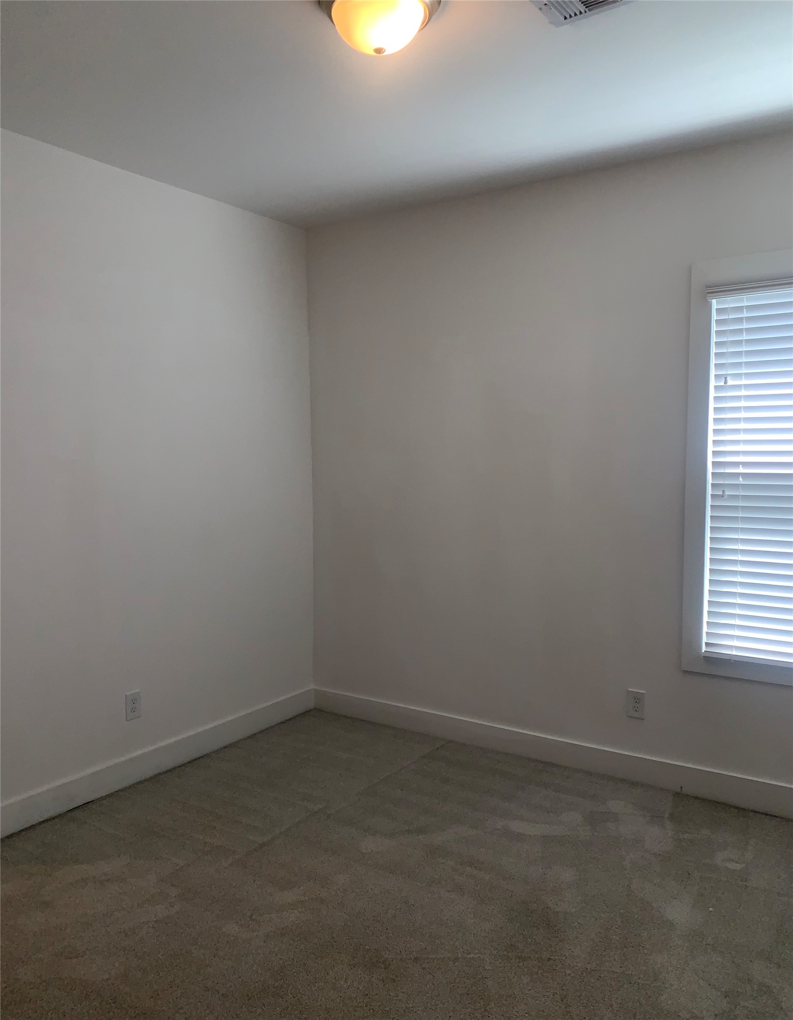 10209 Las Nubes Avenue Houston, TX 77075 - Photo 27 of 29 an empty room with a window