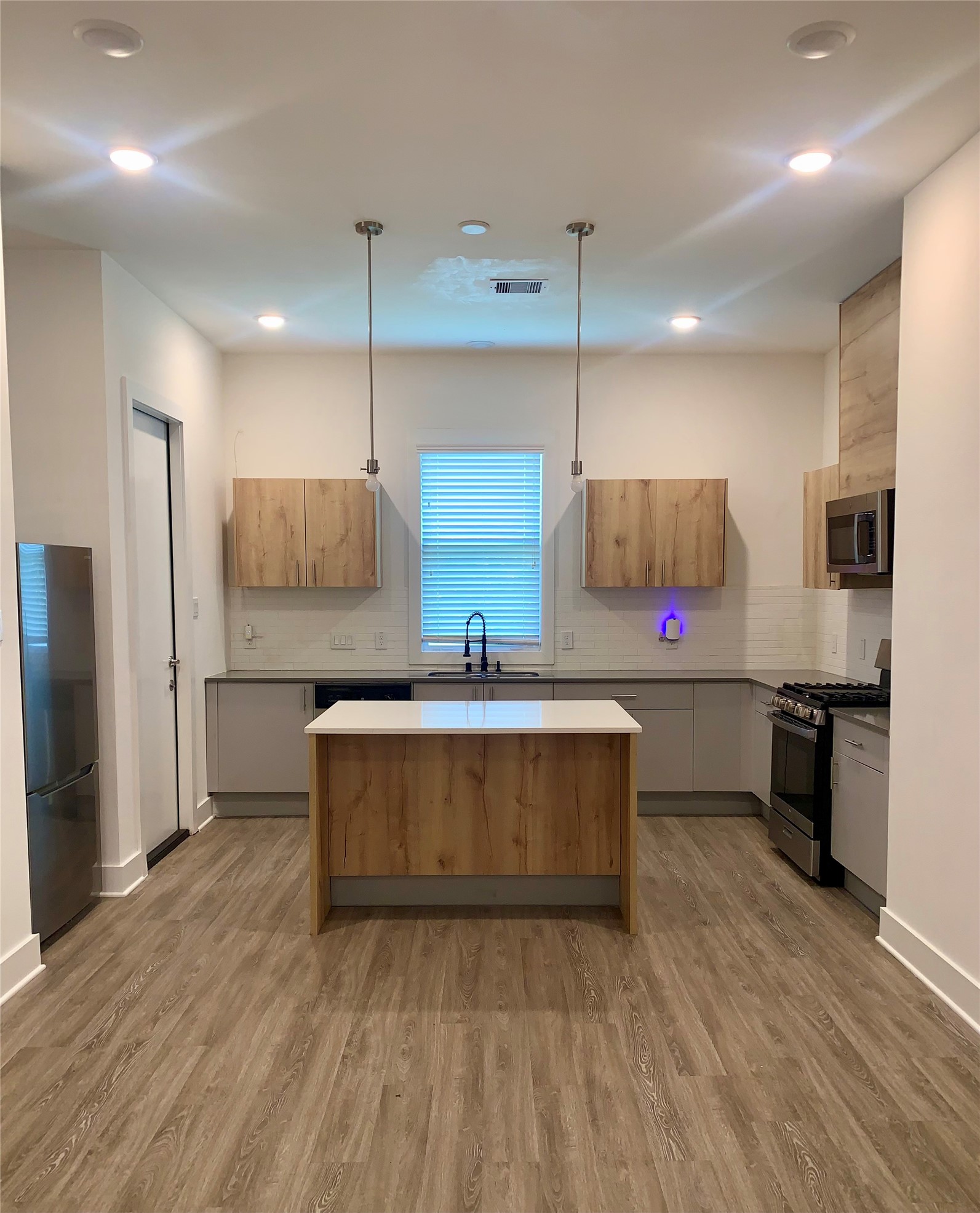 10209 Las Nubes Avenue Houston, TX 77075 - Photo 3 of 29 a kitchen with stainless steel appliances granite countertop a sink a stove and a refrigerator