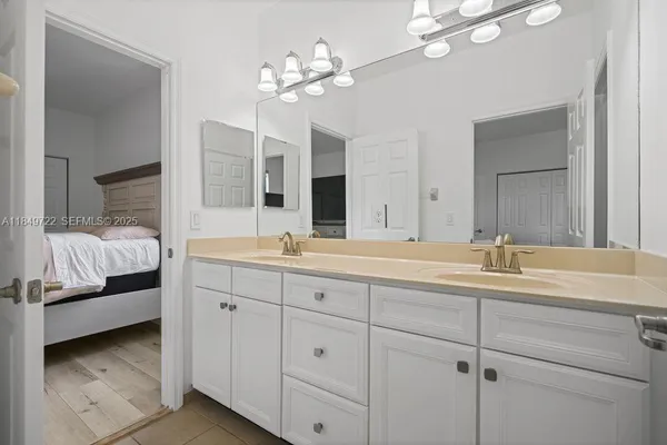 a en suite bathroom with double sink and a large mirror