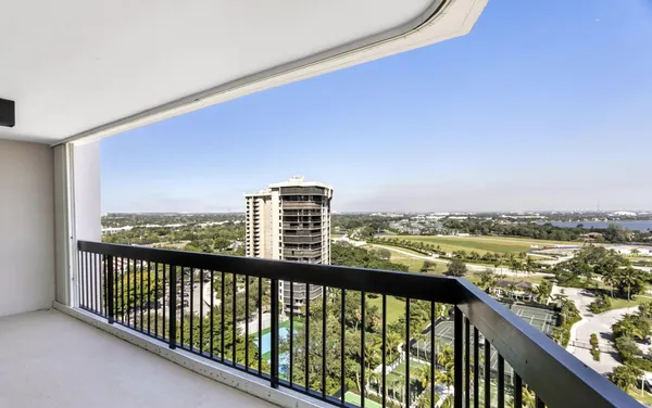 $1,990 | 2425 Presidential Way, Unit 1703, West Palm Beach, FL 33401