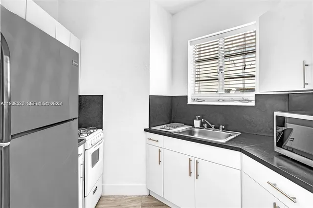 $2,150 | 3920 Garden Avenue, Unit 14, Miami Beach, FL 33140