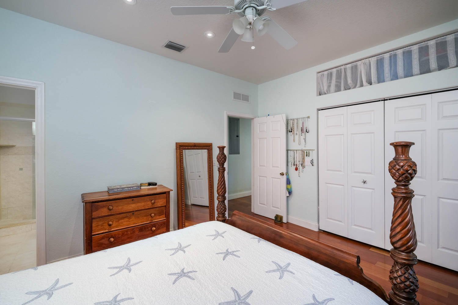 124 1st Road Key Largo, FL 33037 - Photo 14 of 25 Master Bedroom