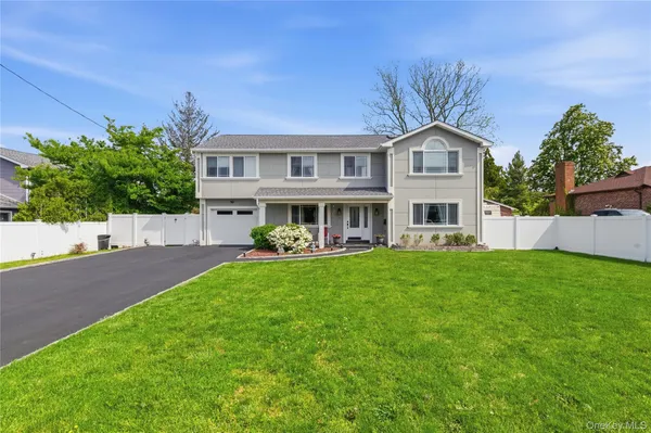 $879,999 | 23 Haide Place, East Islip, NY 11730