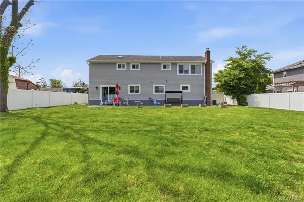 $879,999 | 23 Haide Place, East Islip, NY 11730