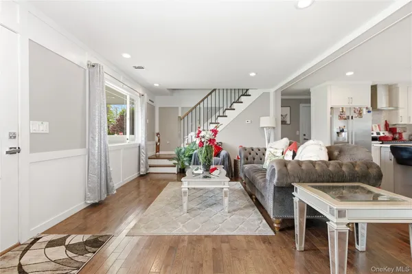 $879,999 | 23 Haide Place, East Islip, NY 11730