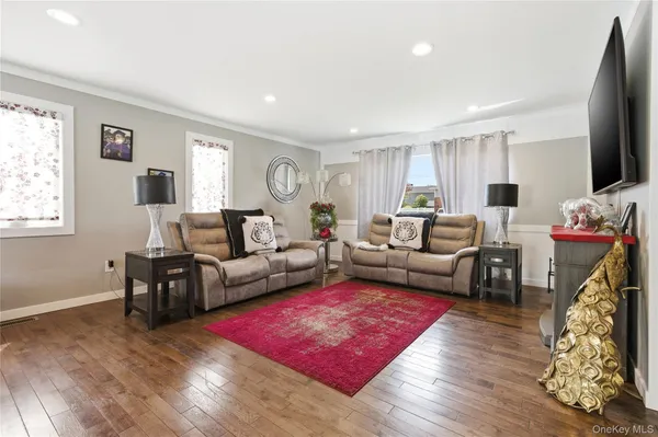 $879,999 | 23 Haide Place, East Islip, NY 11730