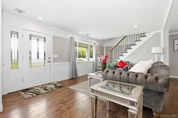 $879,999 | 23 Haide Place, East Islip, NY 11730