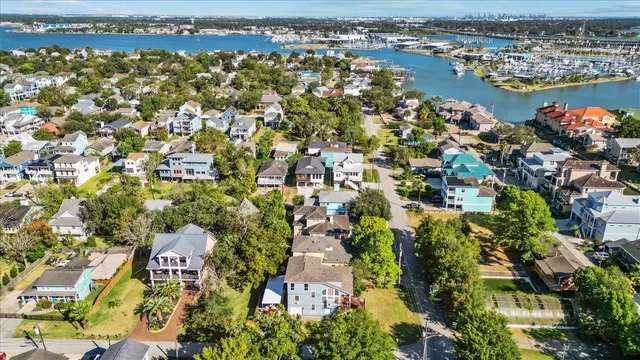 $559,900 | 616 East Shore Drive, Kemah, TX 77565