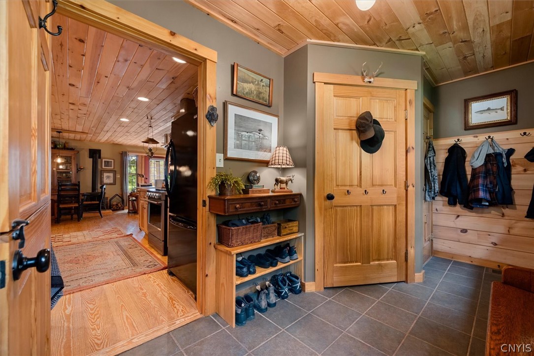 582 South Shore Road Webb, NY 13420 - Photo 5 of 50 Foyer area