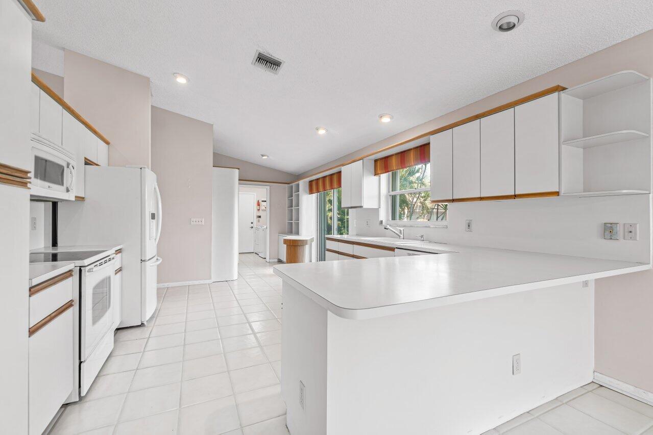 19941 Oslo Court Boca Raton, FL 33434 - Photo 13 of 17 031-19941OsloCourt-BocaRaton-FL-33434-SM