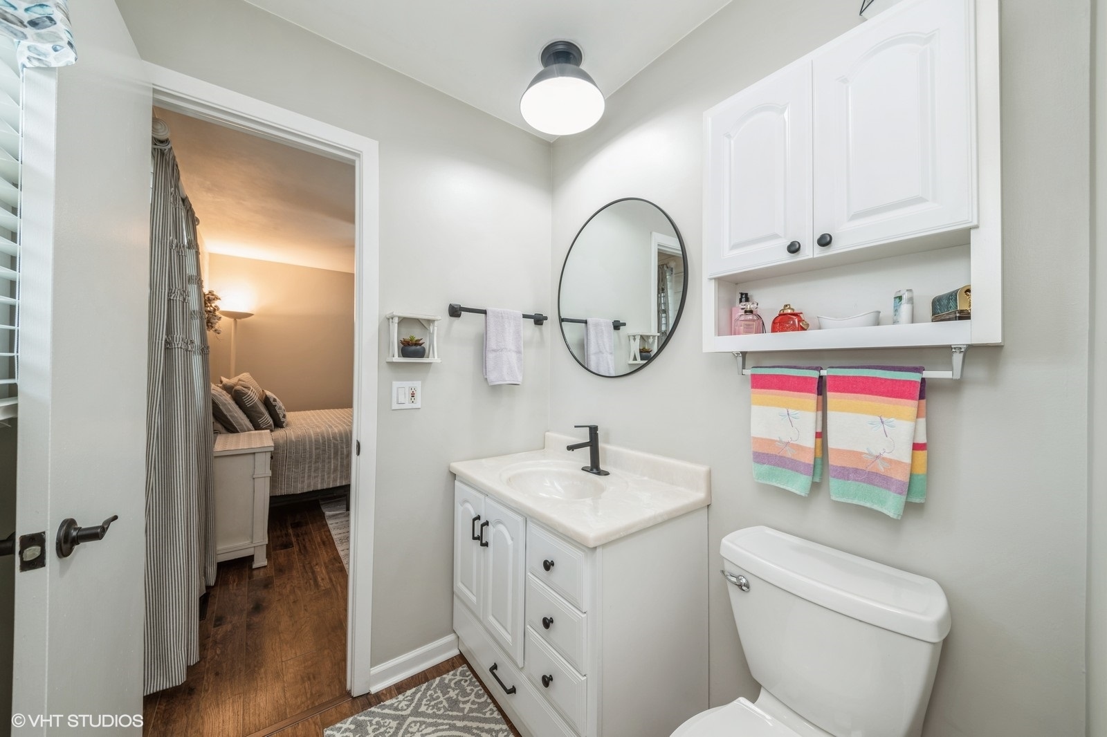 339 Yarmouth Road Elk Grove Village, IL 60007 - Photo 14 of 40 a bathroom with a toilet sink and a mirror
