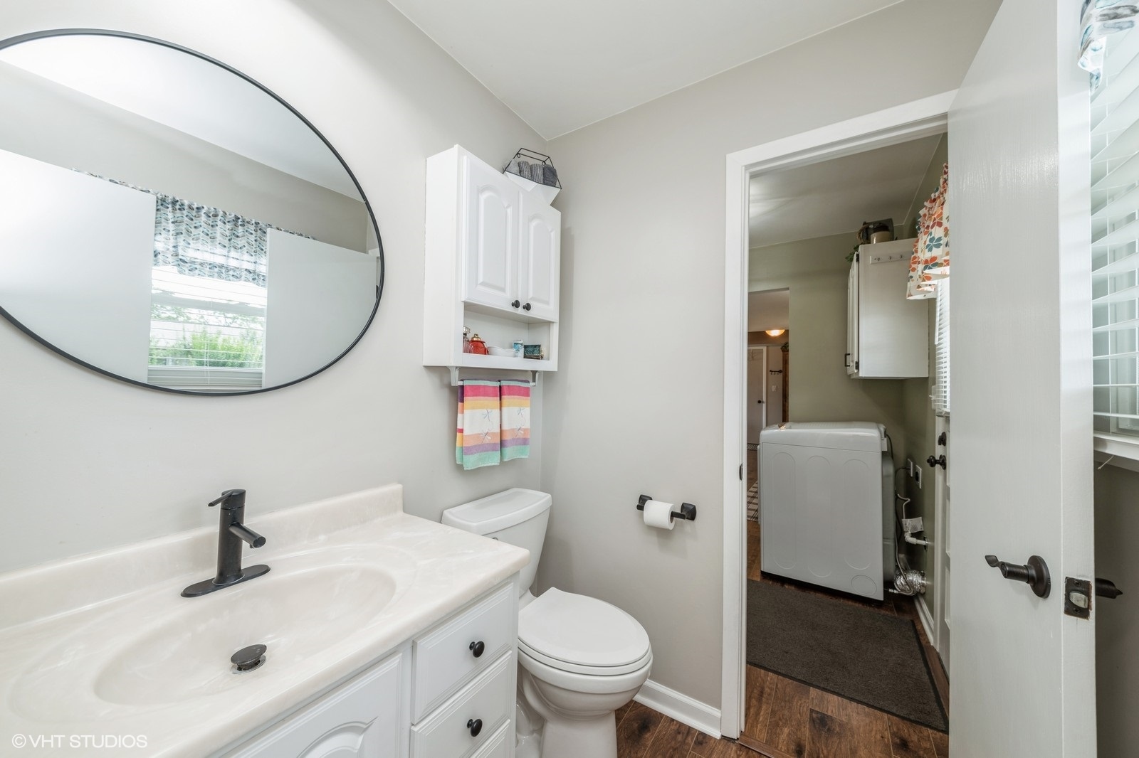 339 Yarmouth Road Elk Grove Village, IL 60007 - Photo 15 of 40 a bathroom with a toilet a sink and a mirror