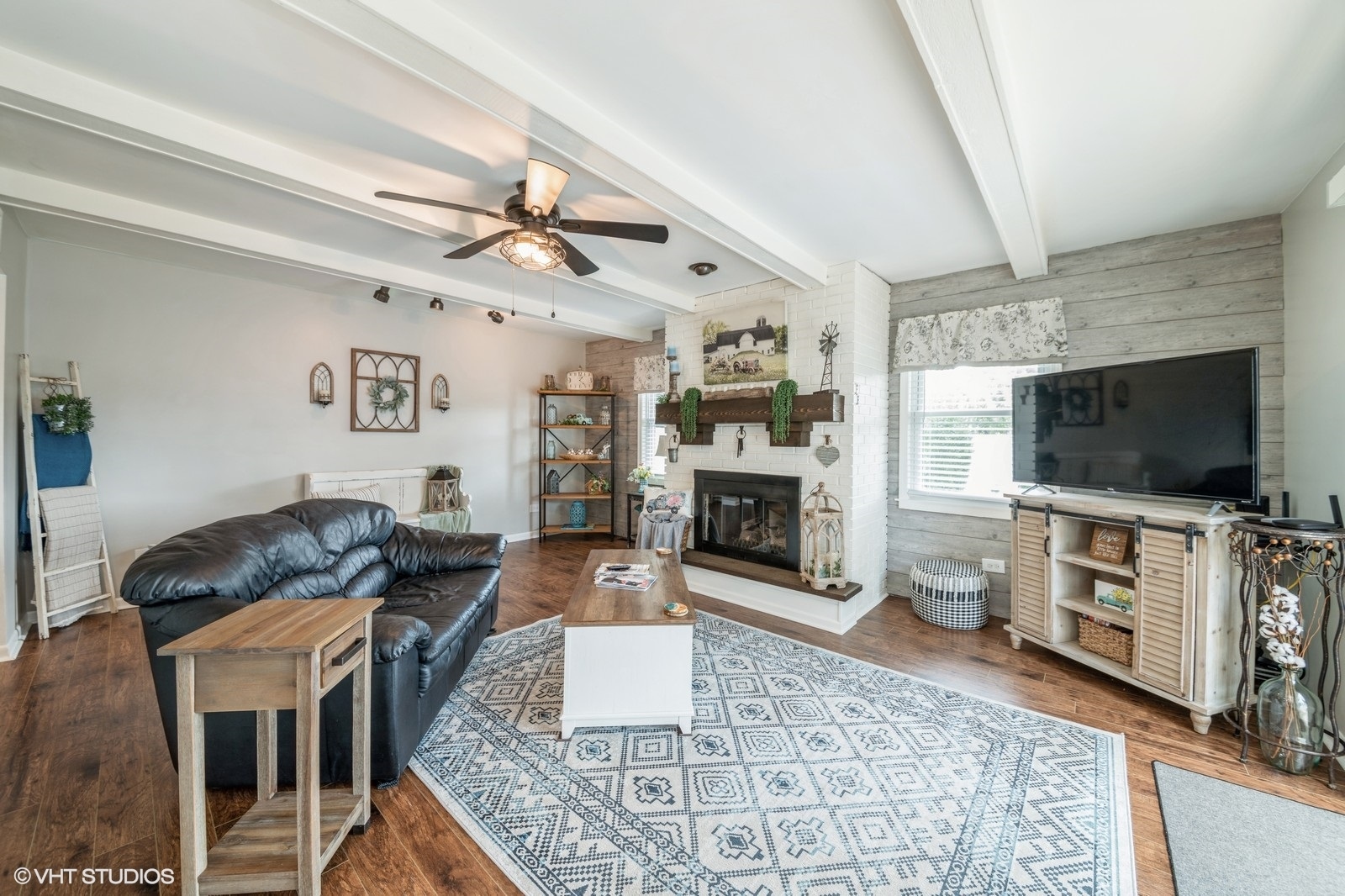 339 Yarmouth Road Elk Grove Village, IL 60007 - Photo 18 of 40 a living room with furniture and a flat screen tv