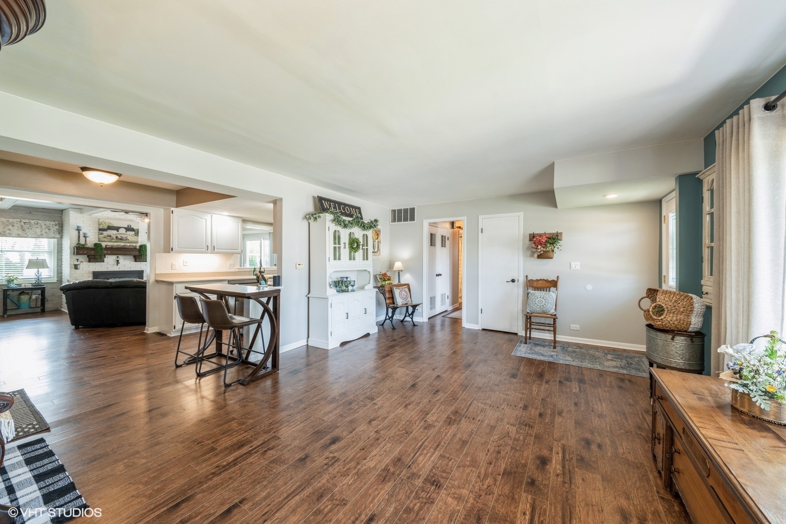339 Yarmouth Road Elk Grove Village, IL 60007 - Photo 22 of 40 a living room with furniture and a wooden floor