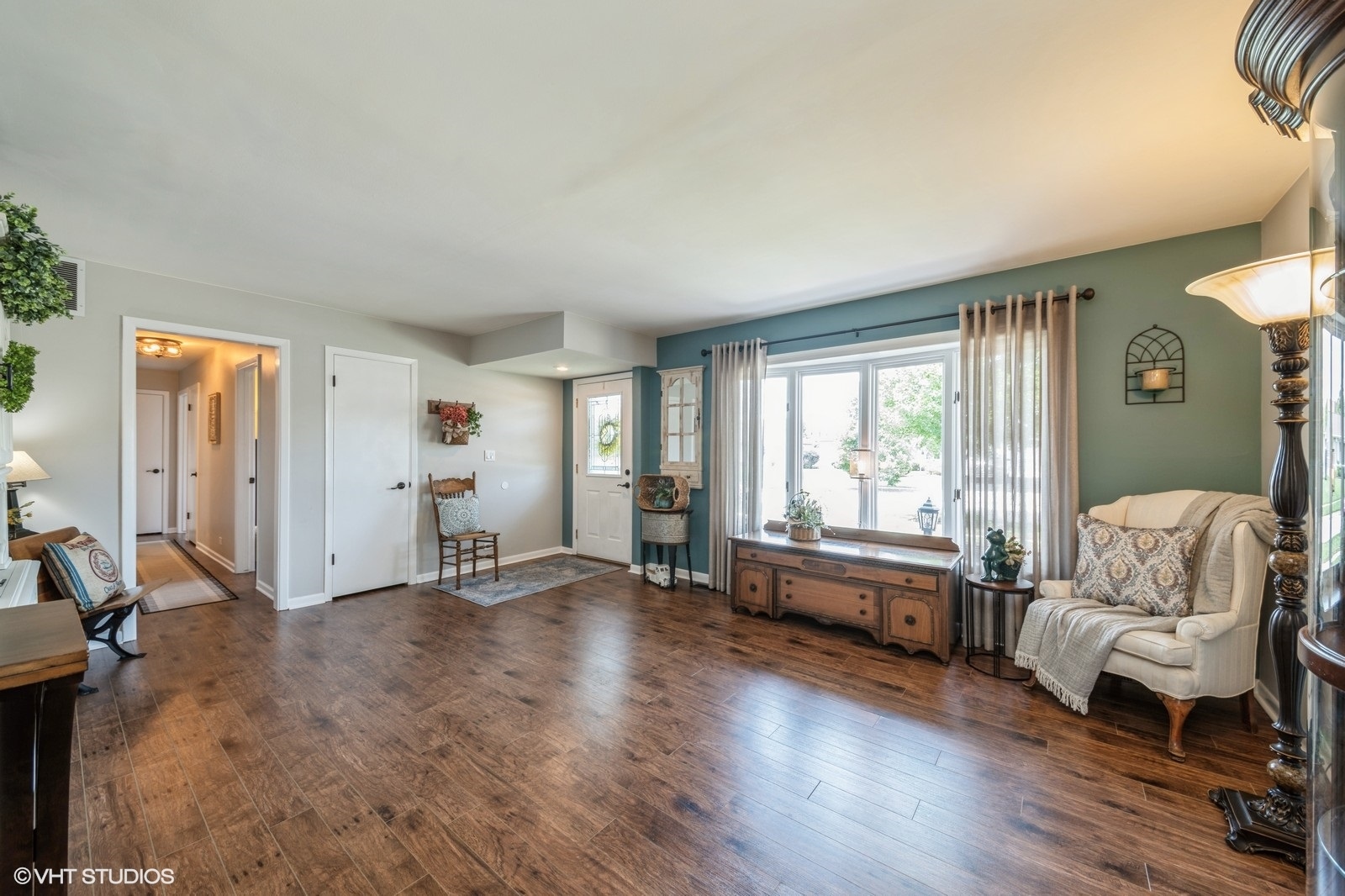 339 Yarmouth Road Elk Grove Village, IL 60007 - Photo 23 of 40 a living room with furniture and a large window