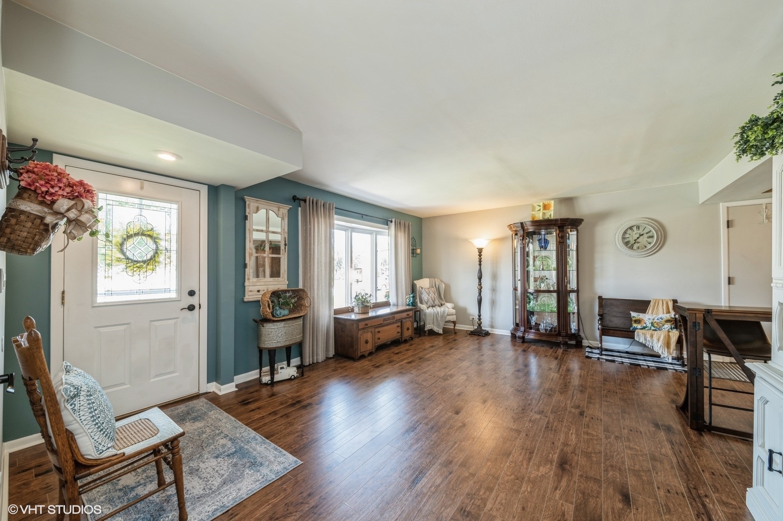 339 Yarmouth Road Elk Grove Village, IL 60007 - Photo 24 of 40 a living room with furniture and a wooden floor