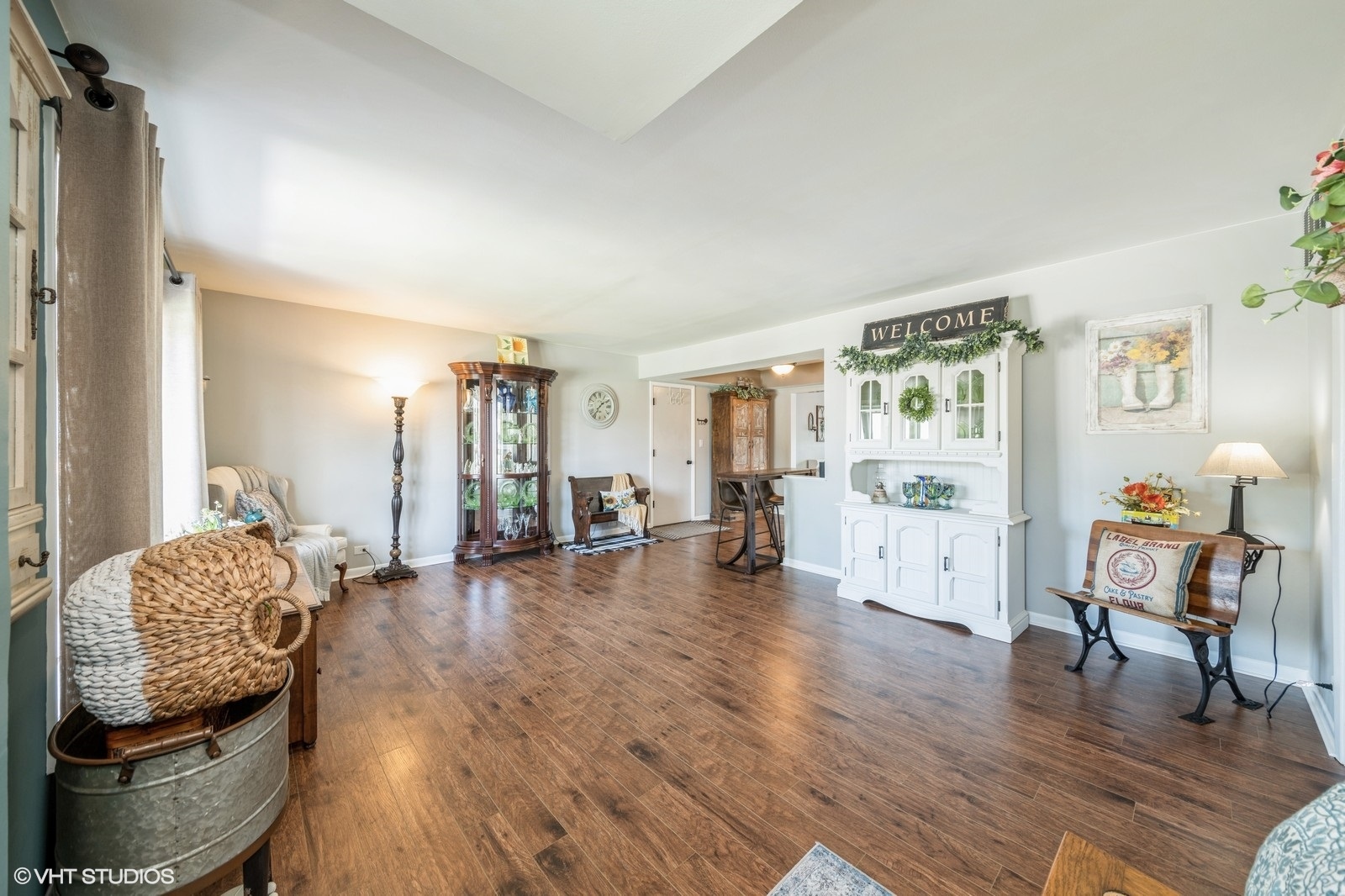 339 Yarmouth Road Elk Grove Village, IL 60007 - Photo 25 of 40 a living room with furniture and a wooden floor