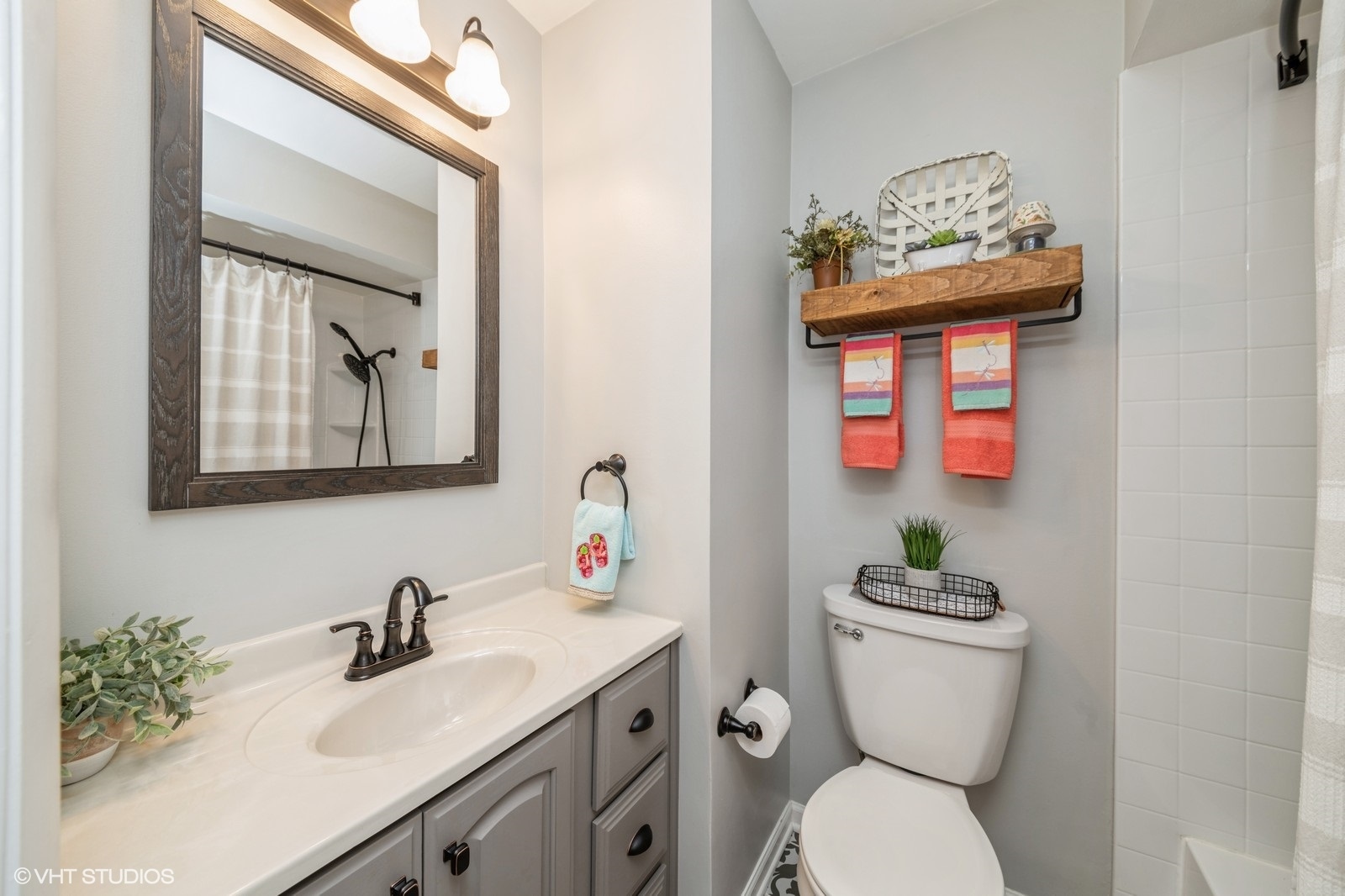 339 Yarmouth Road Elk Grove Village, IL 60007 - Photo 28 of 40 a bathroom with a toilet sink and mirror