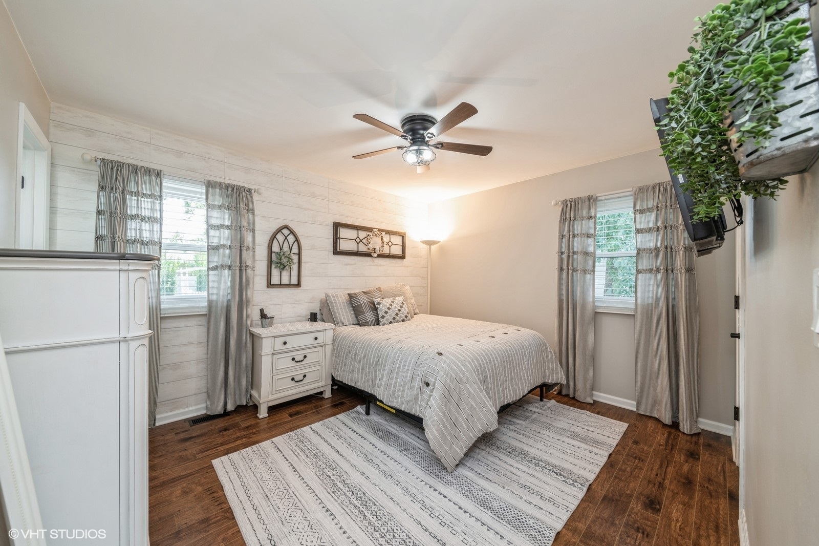 339 Yarmouth Road Elk Grove Village, IL 60007 - Photo 31 of 40 a bedroom with a bed and a chandelier