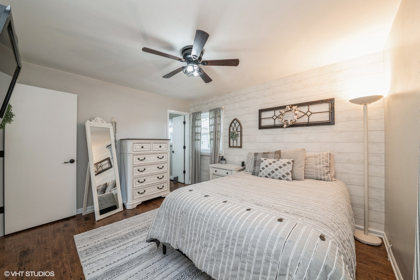 339 Yarmouth Road Elk Grove Village, IL 60007 - Photo 32 of 40 a bedroom with a large bed and a window